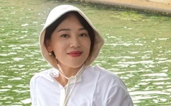 女生迈开腿打扑克又疼又痒